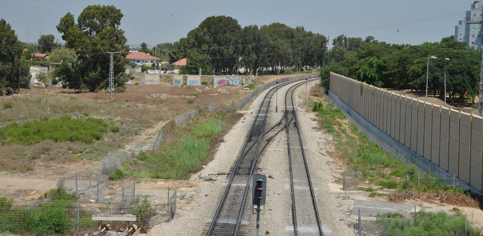 מסילות רכבת בחדרה, באזור מתחם 27 / צילום: תמר מצפי