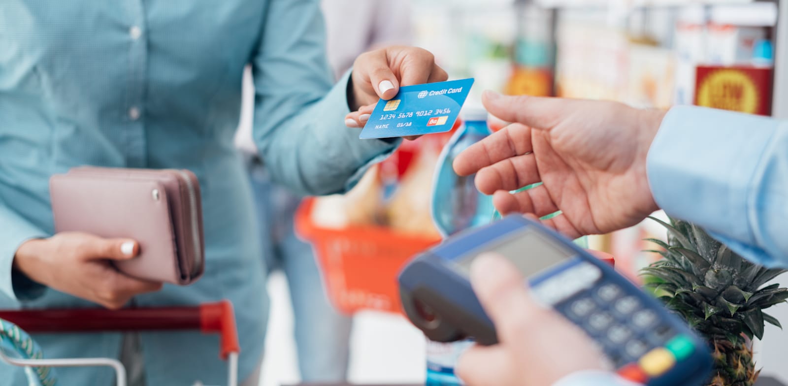 "קניות בכרטיסי אשראי / צילום: Shutterstock"