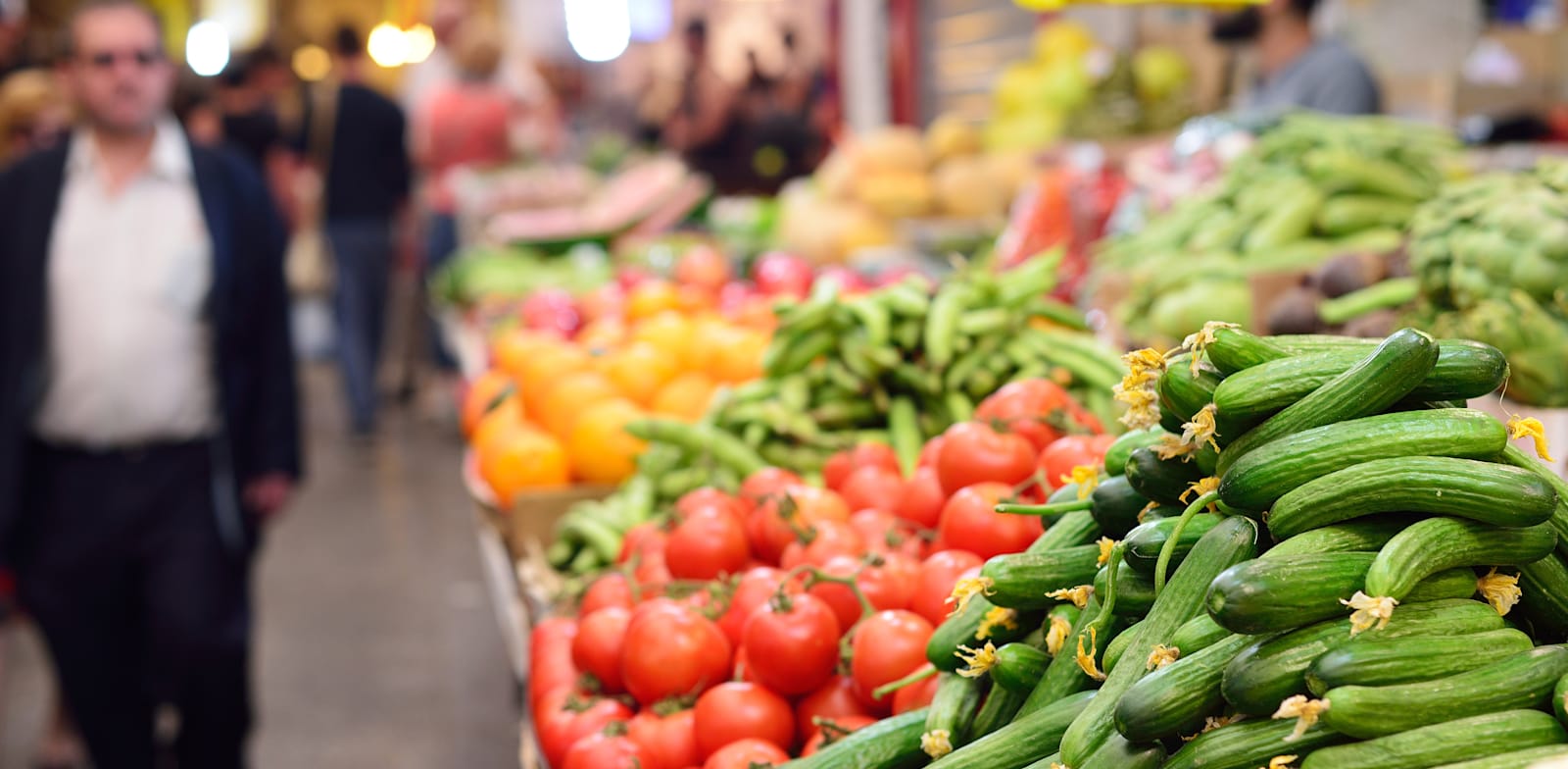 מדפי הירקות והפירות בחנויות מתמלאים ומתרוקנים במהירות / צילום: Shutterstock