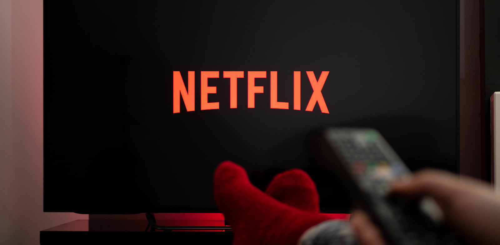 Netflix överträffar förväntningarna men aktien sjunker i efterhandeln