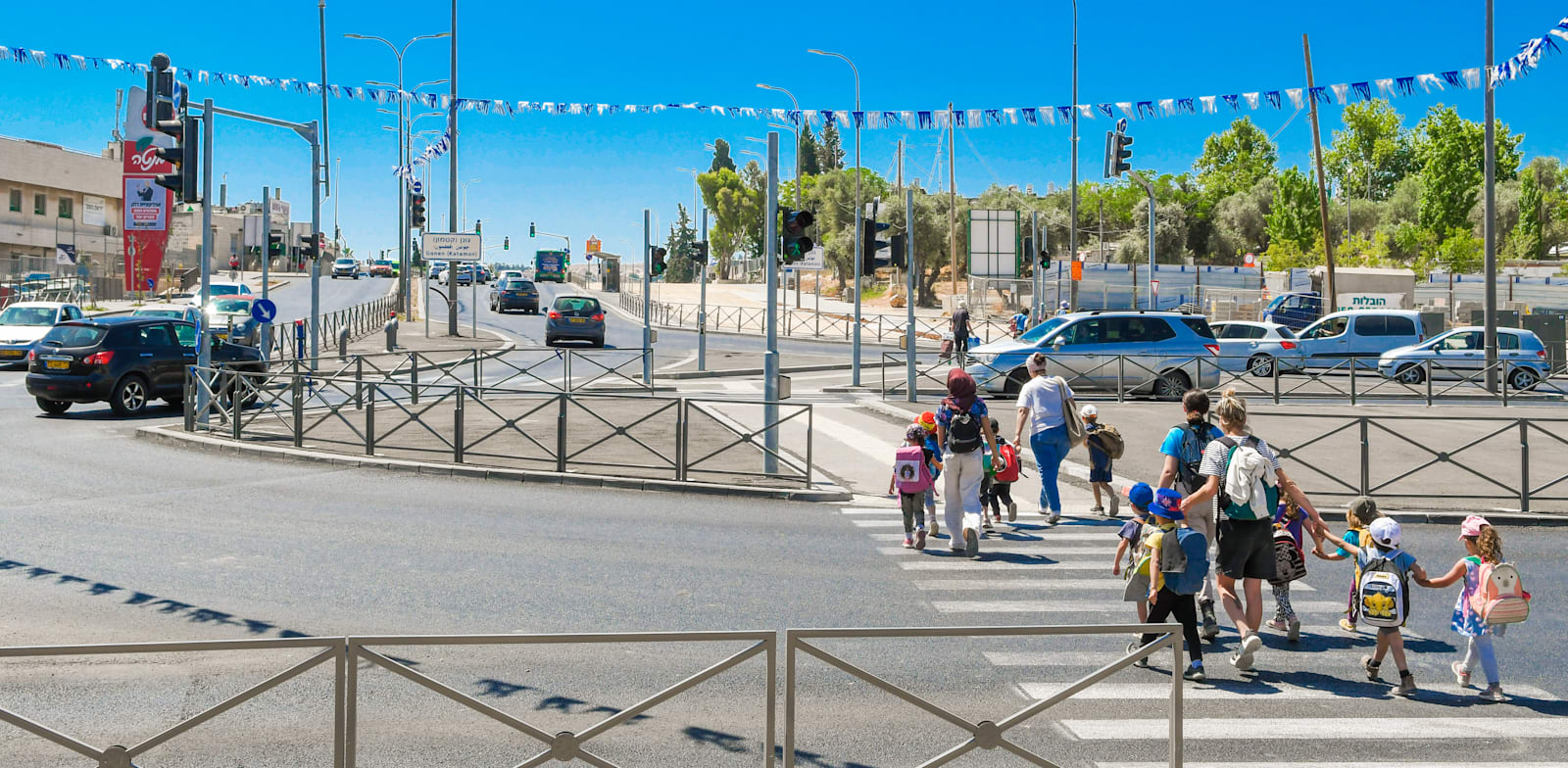 "ילדים חוצים את הכביש בירושלים. יצאו מהבית באוגוסט? / צילום: רפי קוץ"