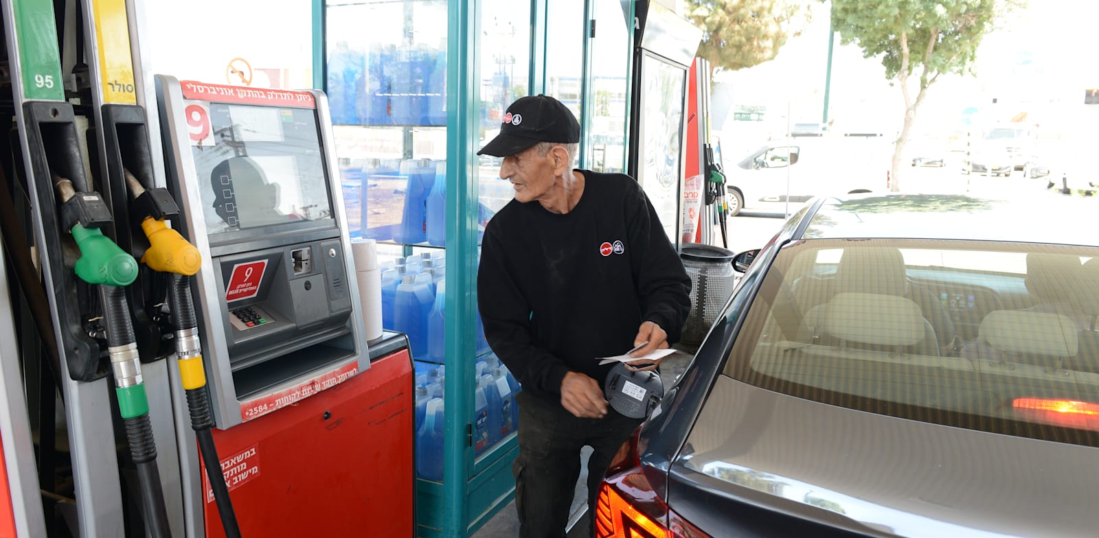 "תחנת דלק / צילום: איל יצהר"