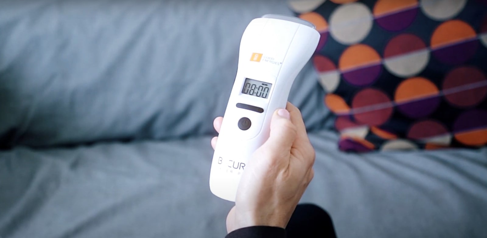 "מכשיר של בי־קיור לייזר / צילום: מתוך הערוץ הרשמי ביוטיוב"