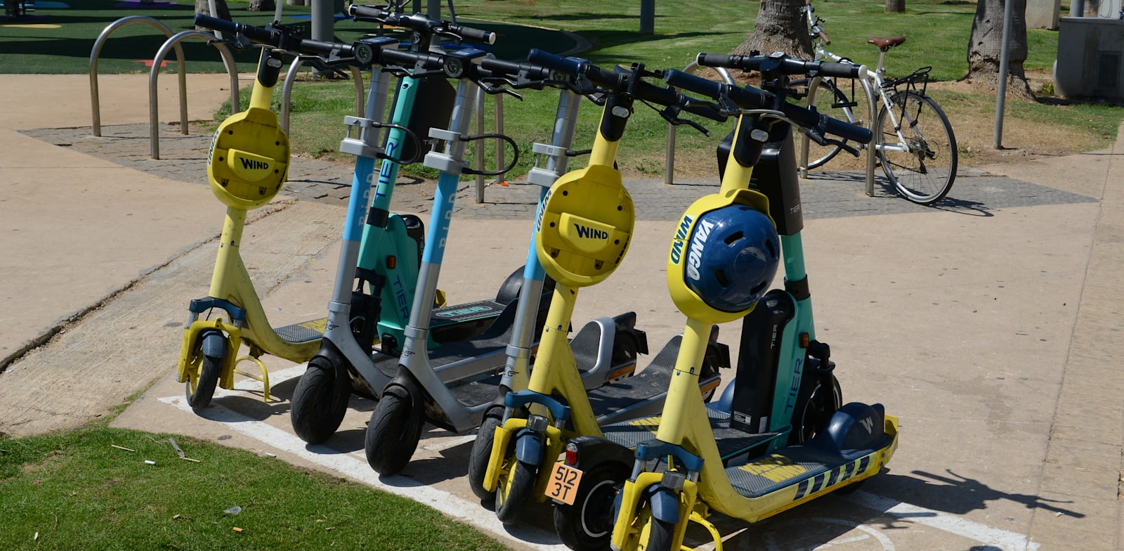 "קורקינטים חשמליים בתל אביב / צילום: איל יצהר"