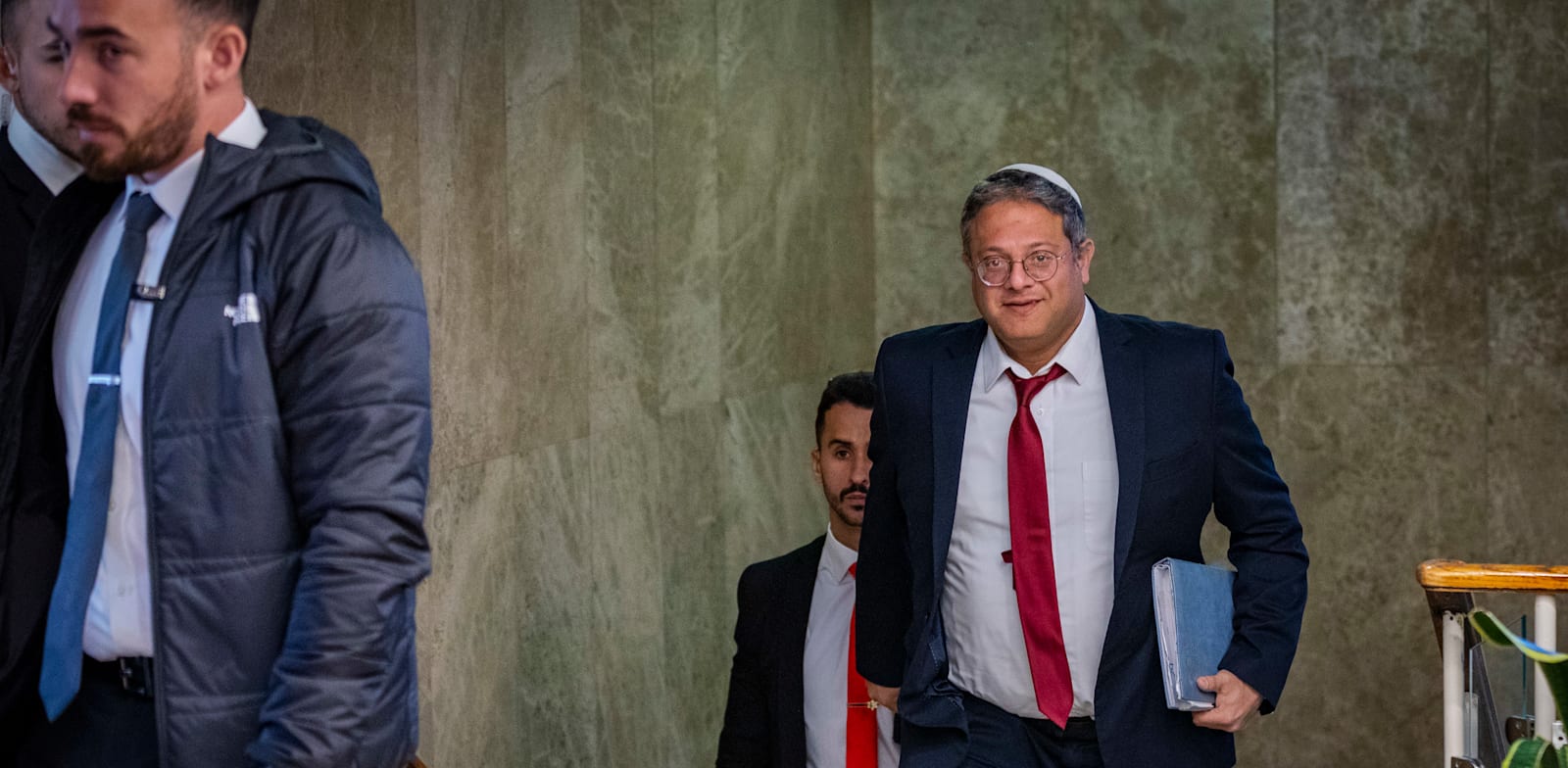 "השר איתמר בן גביר מגיע לישיבת הממשלה השבועית / צילום: אוליביה פיטוסי-הארץ"