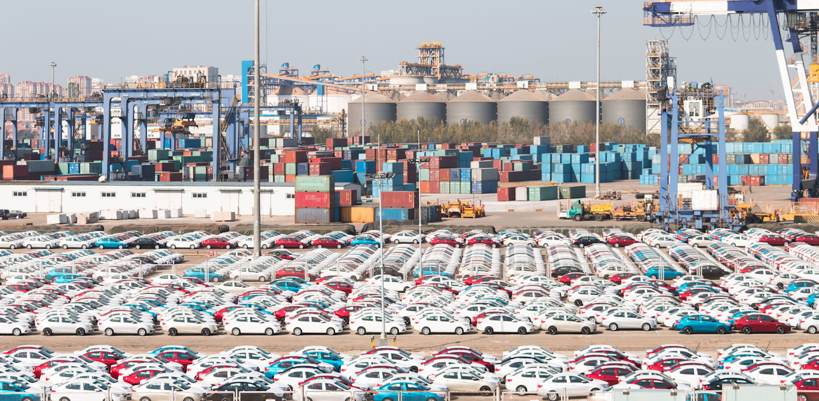 "מכוניות חדשות מחכות ליצוא בנמל ינטאי, סין / צילום: Shutterstock"