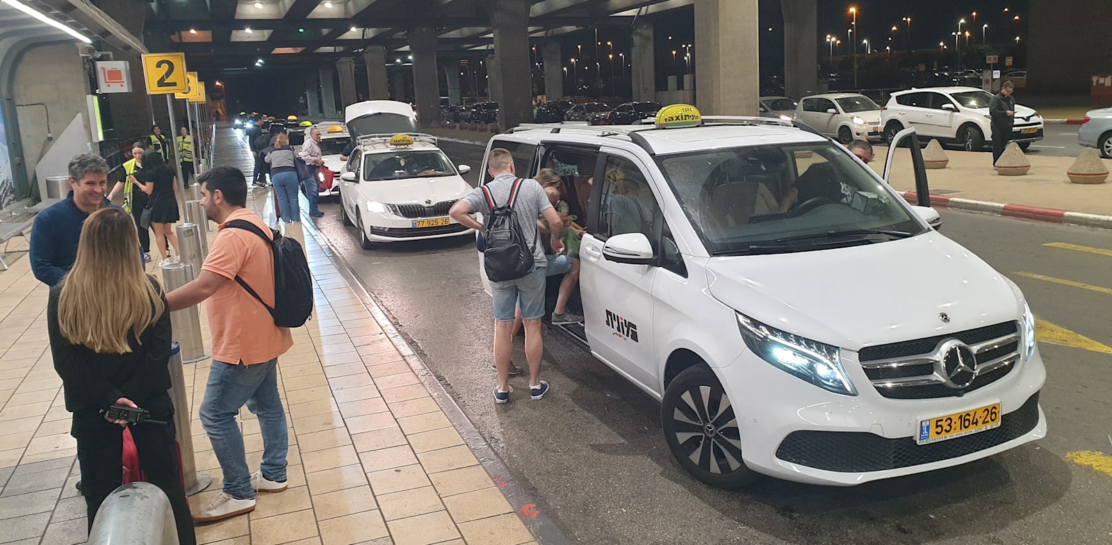 "מוניות בנתב''ג / צילום: Shutterstock"