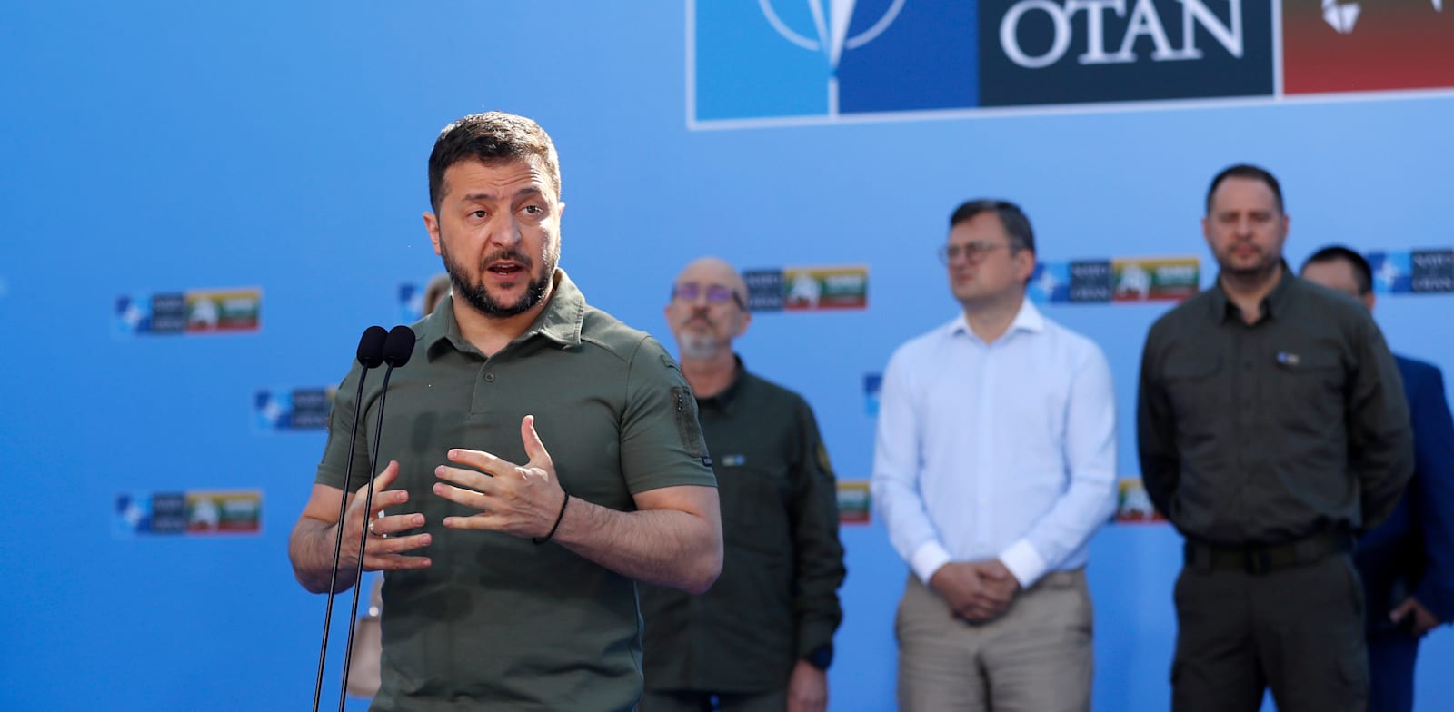 זלנסקי משוחח עם התקשורת בוועידת נאט''ו בווילנה / צילום: Associated Press, Mindaugas Kulbis
