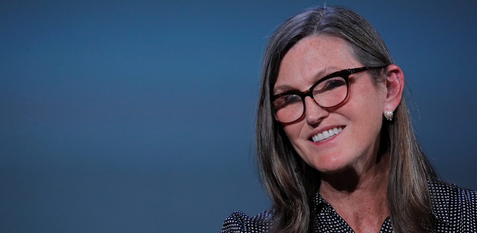 "קת'י ווד, מנהלת קרן הסל ARK Innovation / צילום: Reuters, BRENDAN MCDERMID"