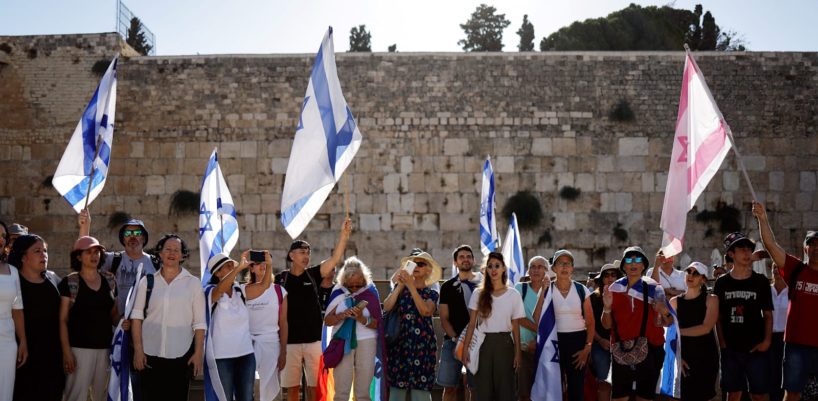 השרשרת האנושית של תומכי ומתנגדי הרפורמה ברחבת הכותל / צילום: Reuters, AMIR COHEN