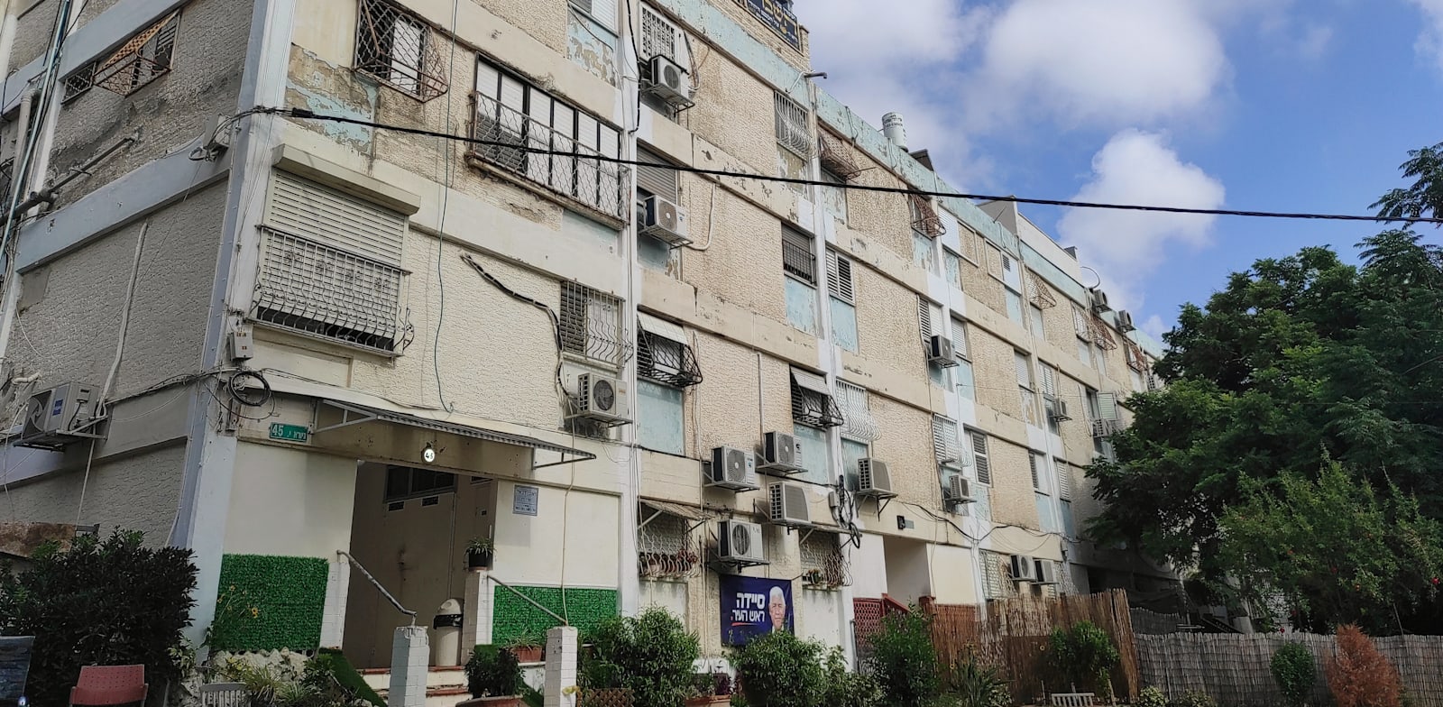 דיור ציבורי בטירת הכרמל. ביקורת רבה על רמת התחזוקה של הפרויקטים / צילום: Shutterstock