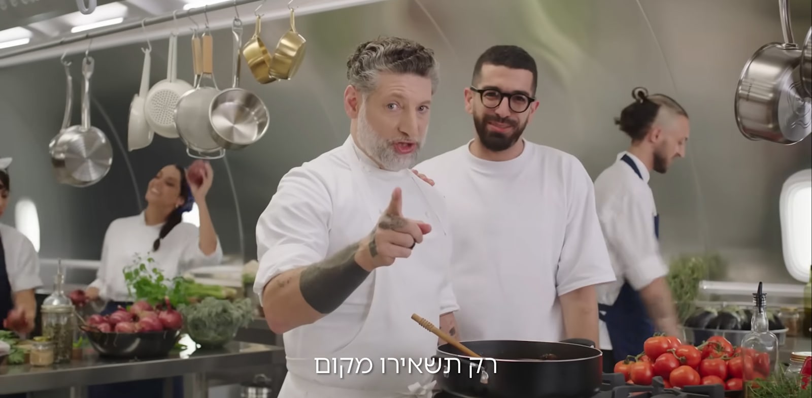 חנן בן ארי ואסף גרניט בקמפיין אל על / צילום: צילום מסך