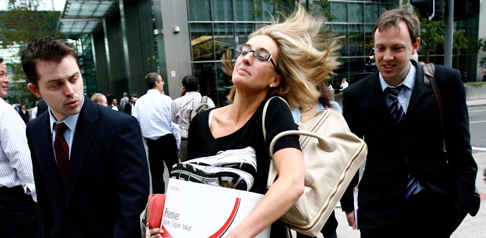 עובדת שפוטרה מליהמן ברדרס בלונדון, מובלת אל מחוץ למשרדי החברה / צילום: Reuters, Andrew Winning