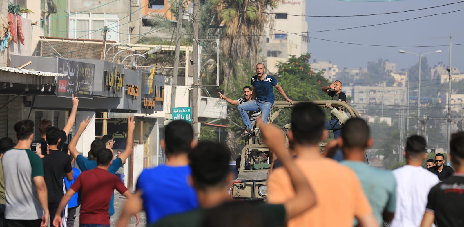 מחבלים חוזרים לעזה על גבי האמר ישראלי / צילום: ap, Abed Abu Reash