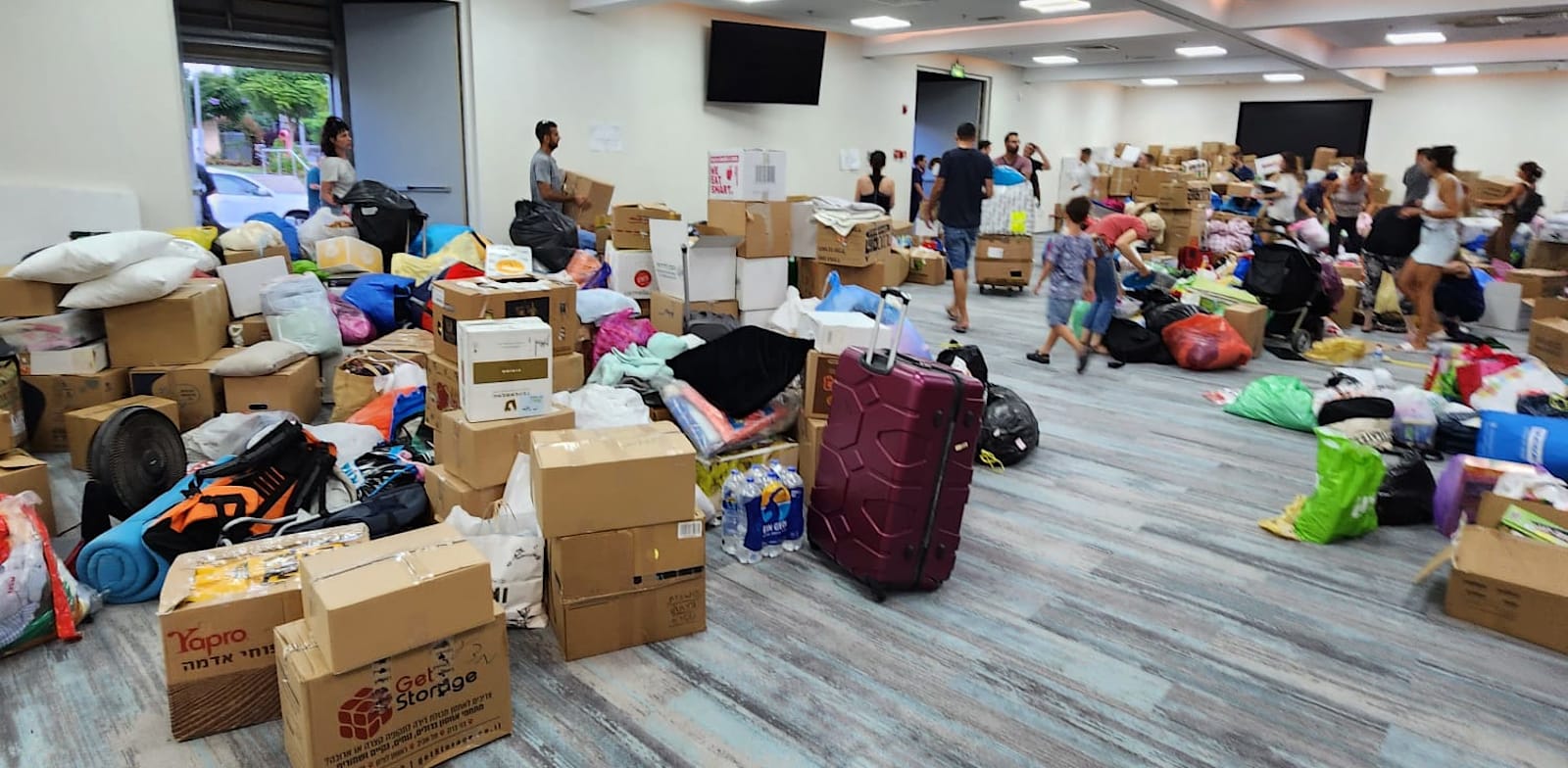 "מרכז איסוף התרומות של ''אחים לנשק'' בגני התערוכה בתל אביב / צילום: צילם: אבי וינרב"