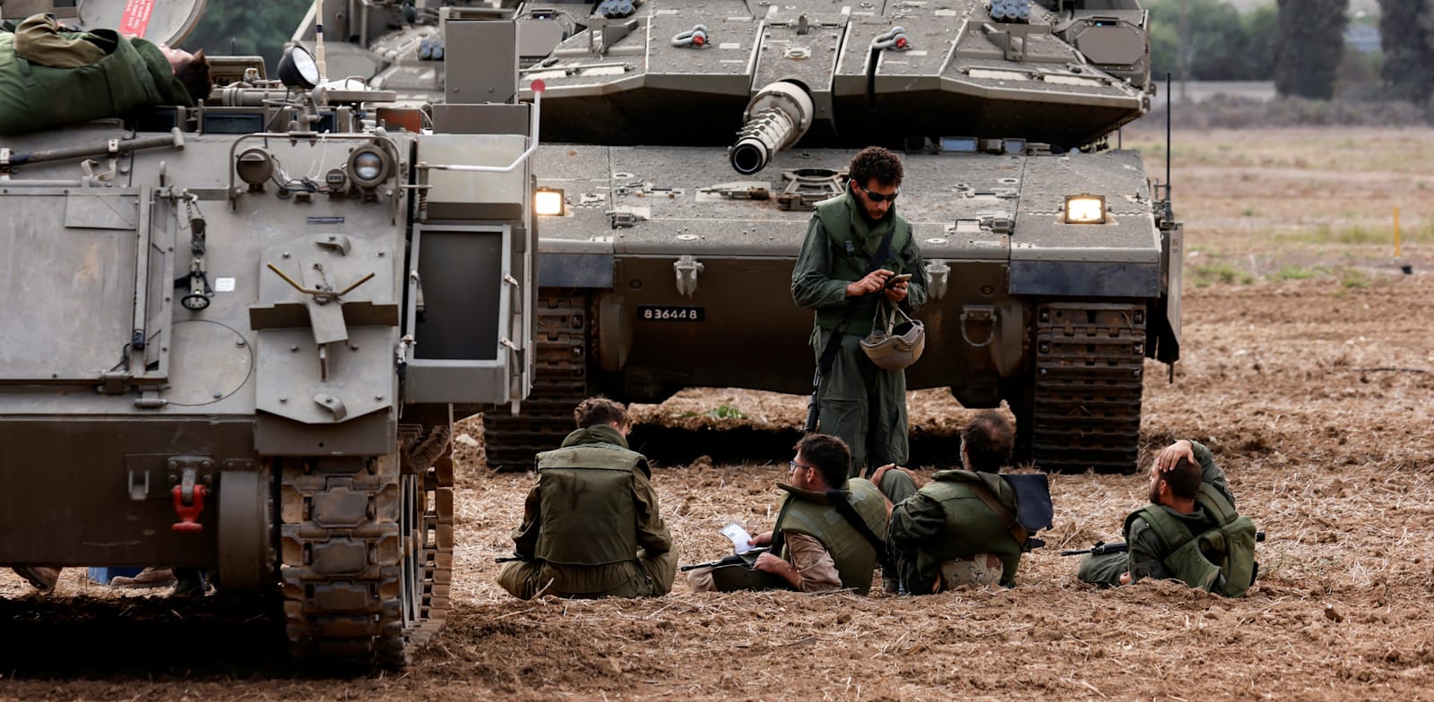 חיילי מילואים סמוך לעזה / צילום: Reuters, Amir Cohen