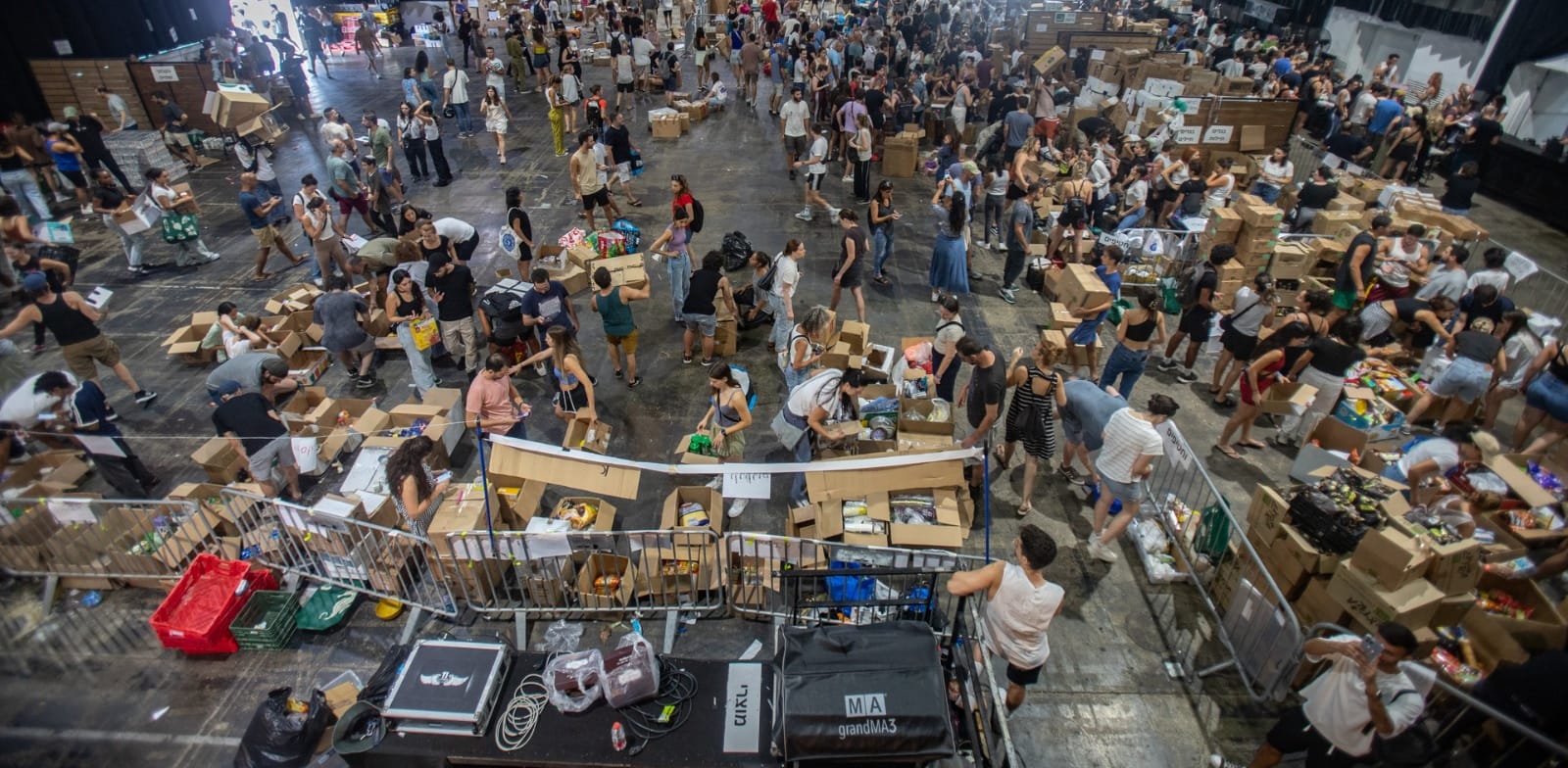 מרכז הסיוע לעוטף עזה בהנגאר 11, נמל תל אביב / צילום: נעם אמיר