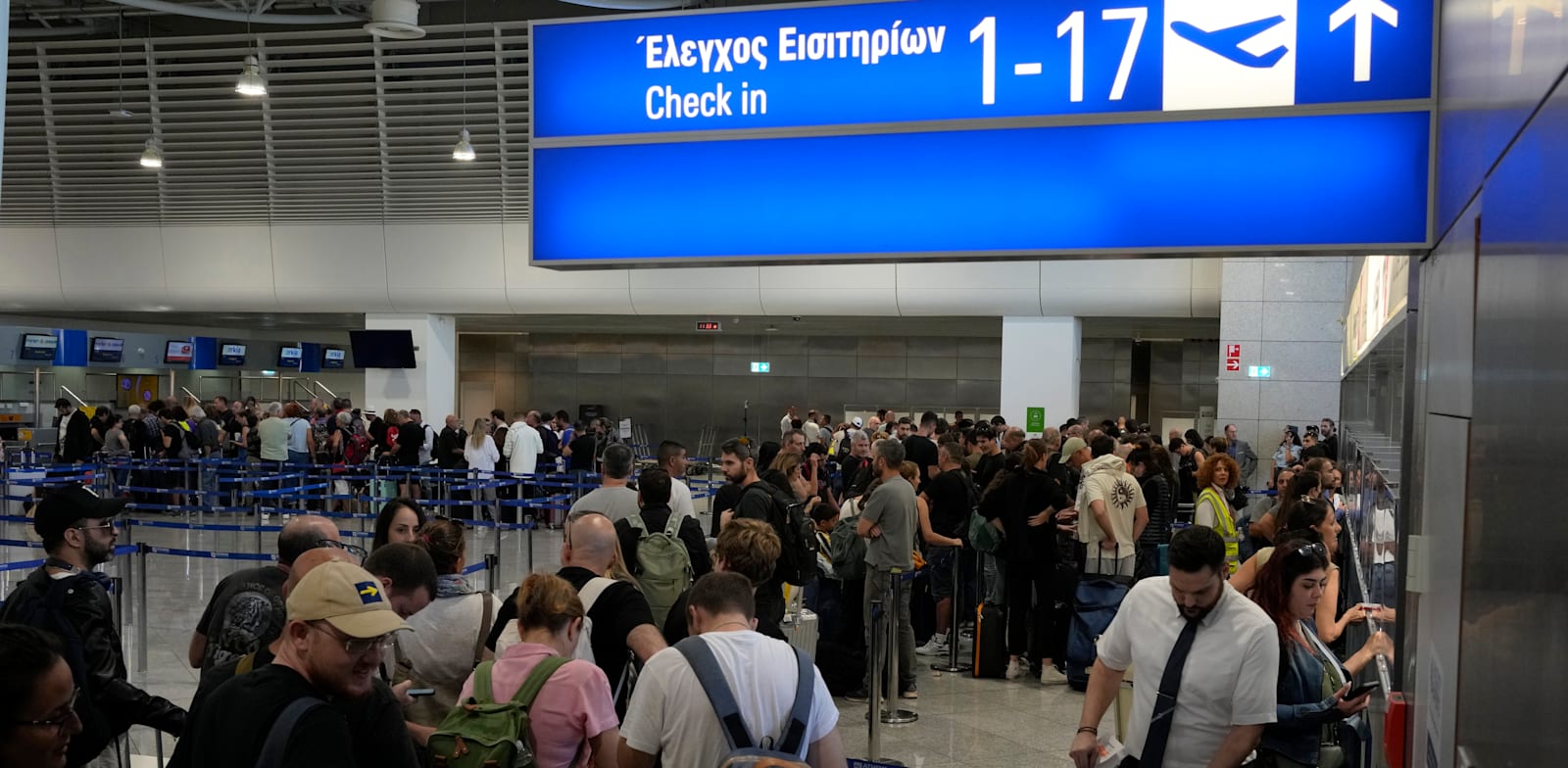 נוסעים מחכים בתור לטיסה לישראל מאתונה, השבוע / צילום: ap, Thanassis Stavrakis