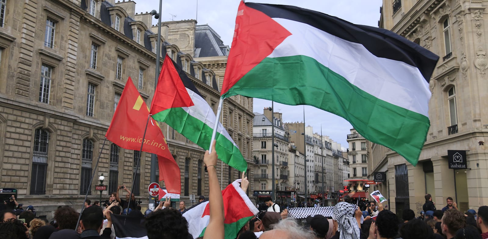 מפגינים פרו-פלסטינים בפריז, מוקדם יותר היום / צילום: Reuters, Hans Lucas