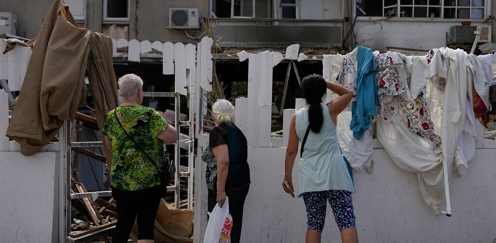 בניין הרוס בעקבות נפילת רקטה באשקלון / צילום: ap, Ohad Zwigenberg