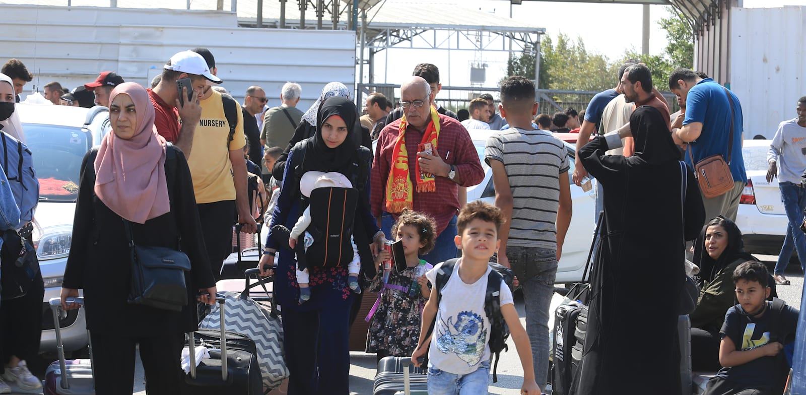 תושבי עזה עוברים במעבר רפיח לכיוון מצרים / צילום: ap, Hatem Ali