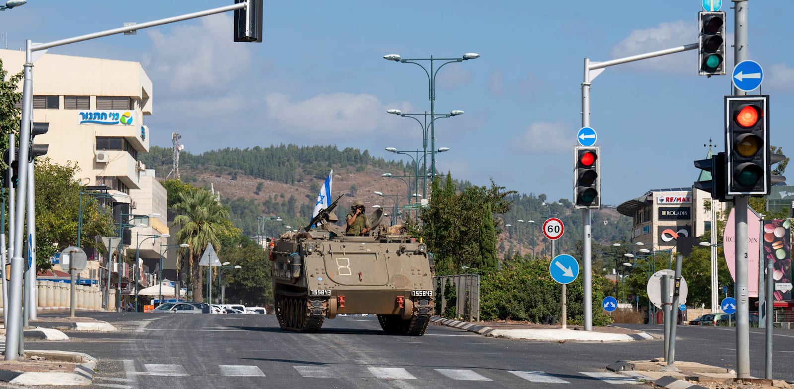 טנקים בקרית שמונה. 61 אלף תושבים פונו מיישובי גבול הצפון / צילום: ap, Baz Ratner