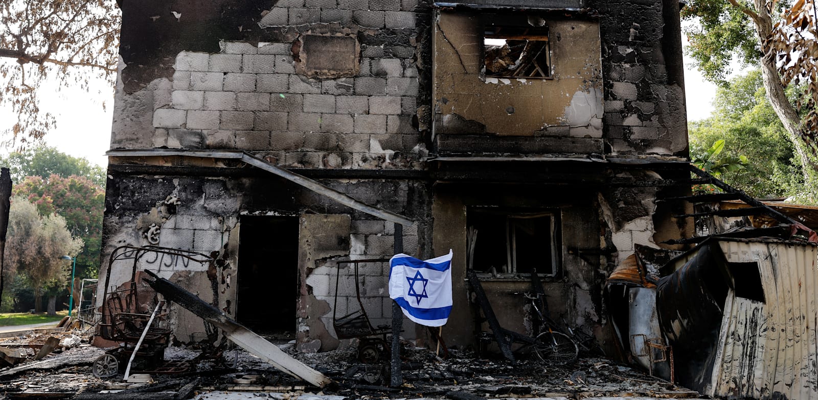 בית שרוף בקיבוץ בארי / צילום: Associated Press, Amir Cohen