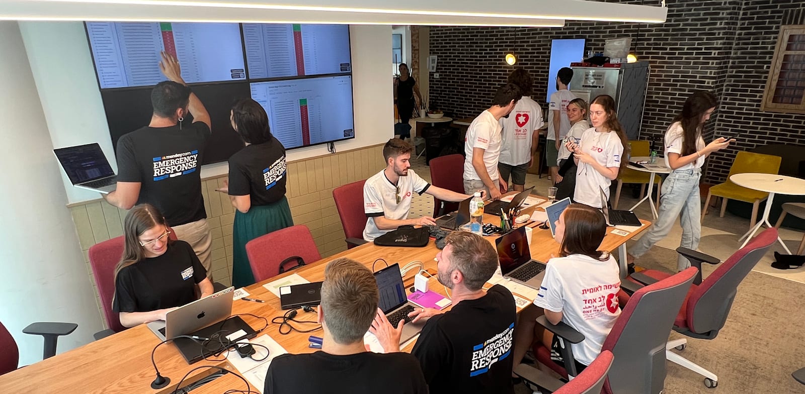 החמ''ל במשרדי מאנדיי השבוע / צילום: monday