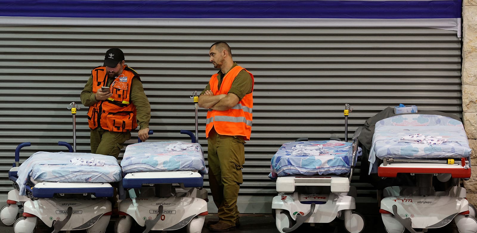 אנשי פיקוד העורף בבית החולים ברזילי / צילום: Reuters, AMIR COHEN