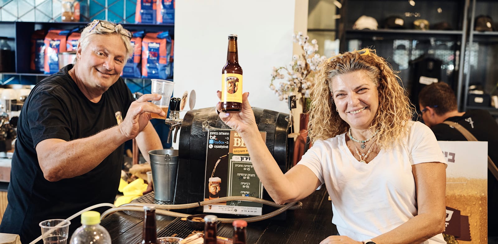 הדס קרמזין ובן זוגה גילי. ''הכי חשוב לי שידעו שהיכן שיש בירה יש גם קצת שמחה'' / צילום: איתי כהן