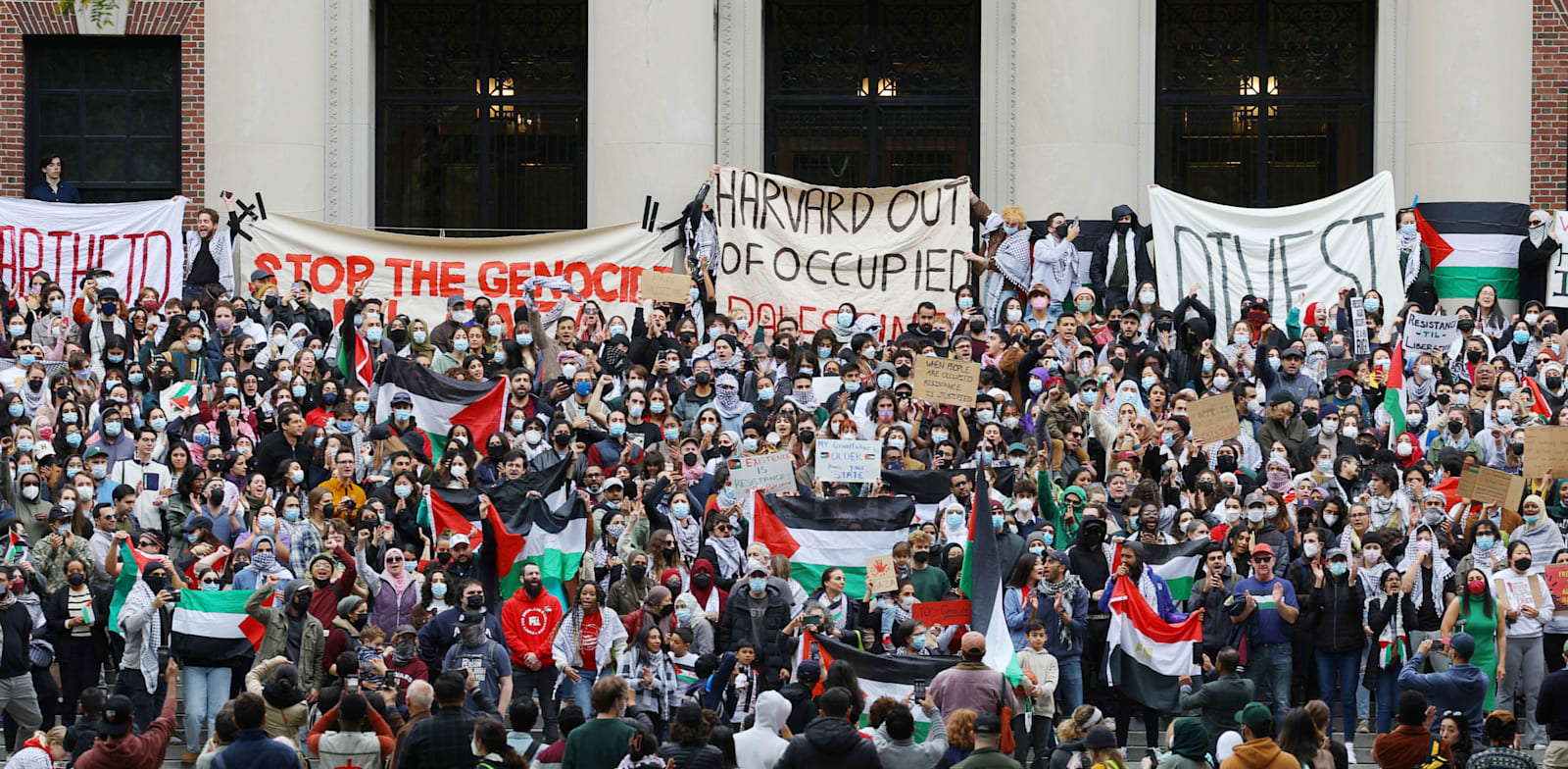 הפגנה פרו־פלסטינית באוניברסיטת הארוורד. ''מלבים את פוליטיקת הזהויות'' / צילום: Reuters, BRIAN SNYDER