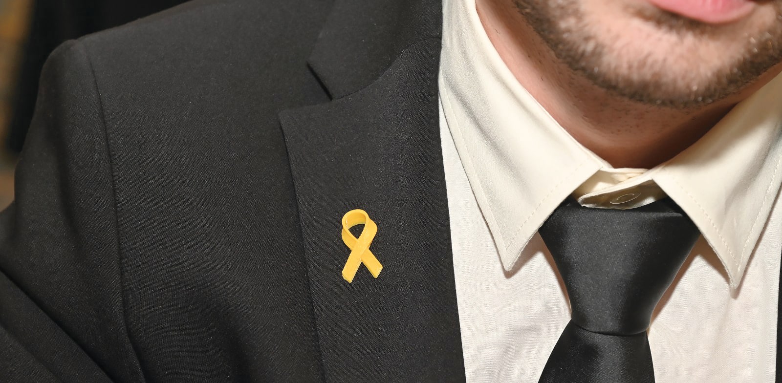 "סיכת החטופים שעיצב שאול כהן / צילום: תמר מצפי"