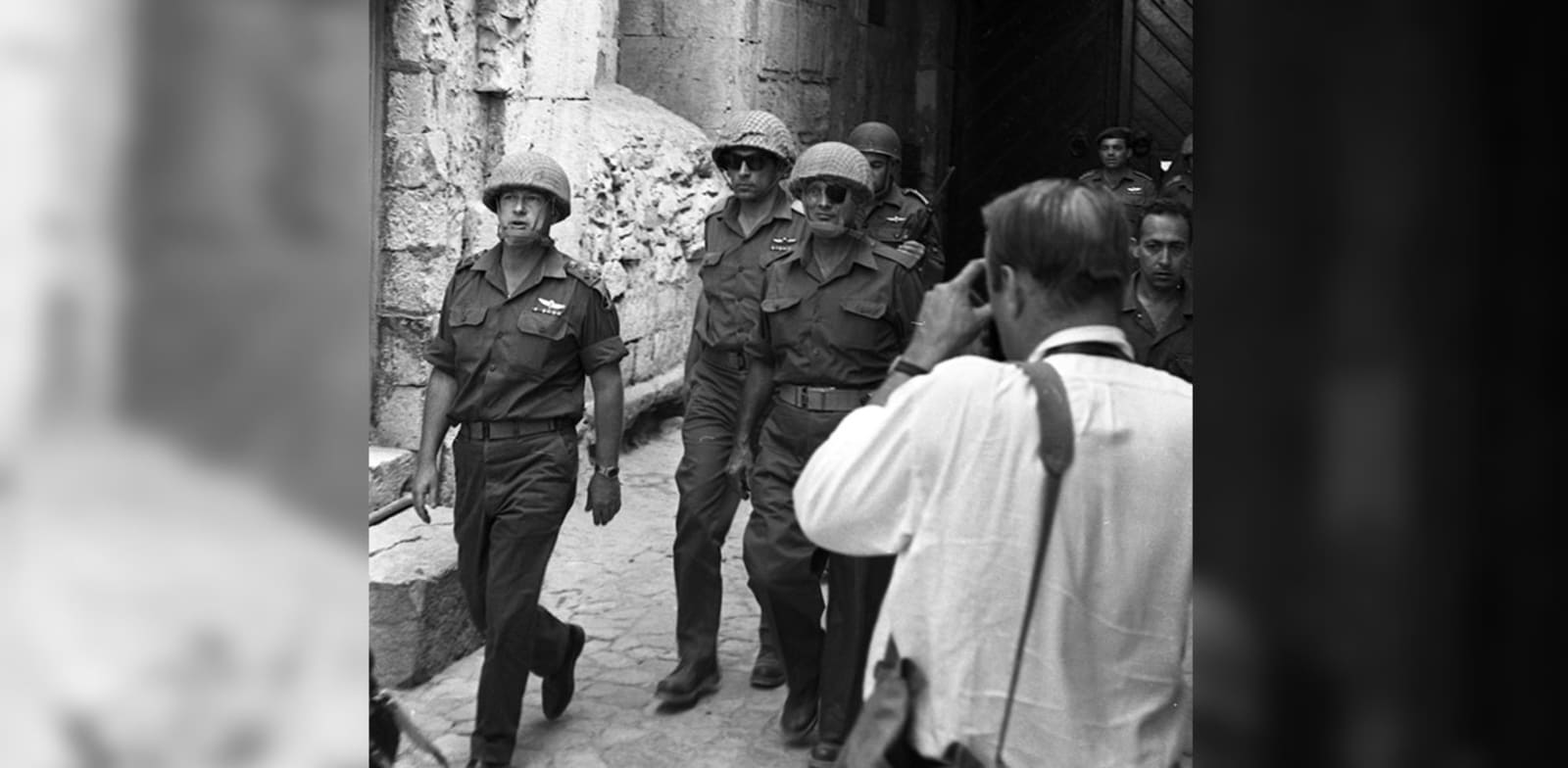 אילן ברונר מצלם את דיין ורבין בשער האריות, 1967 / צילום: לע''מ