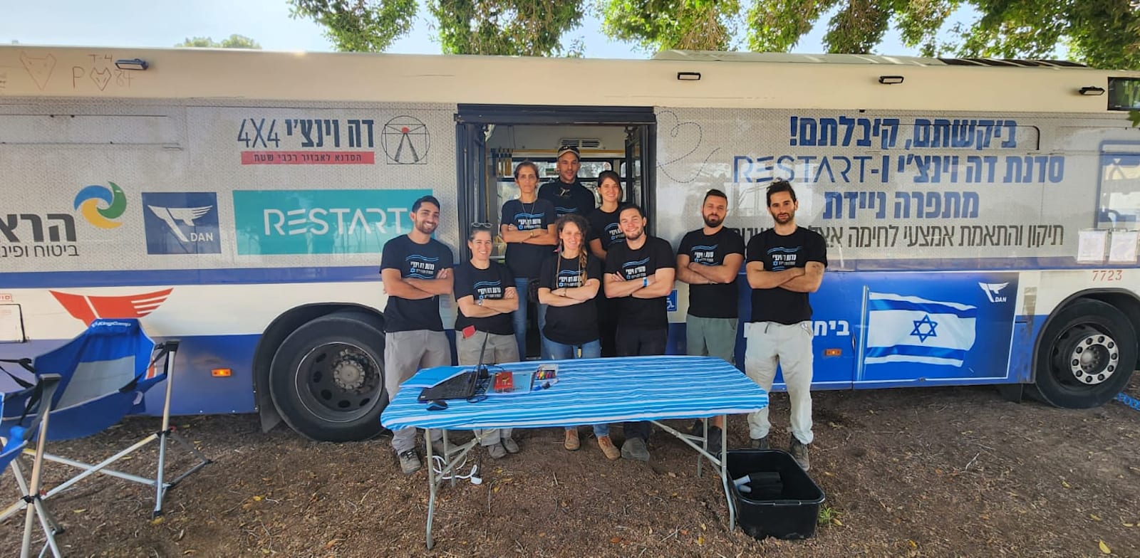 צוות סדנת דה וינצי, למעלה במרכז: המייסד, אליק שמש / צילום: תומר וייצמן