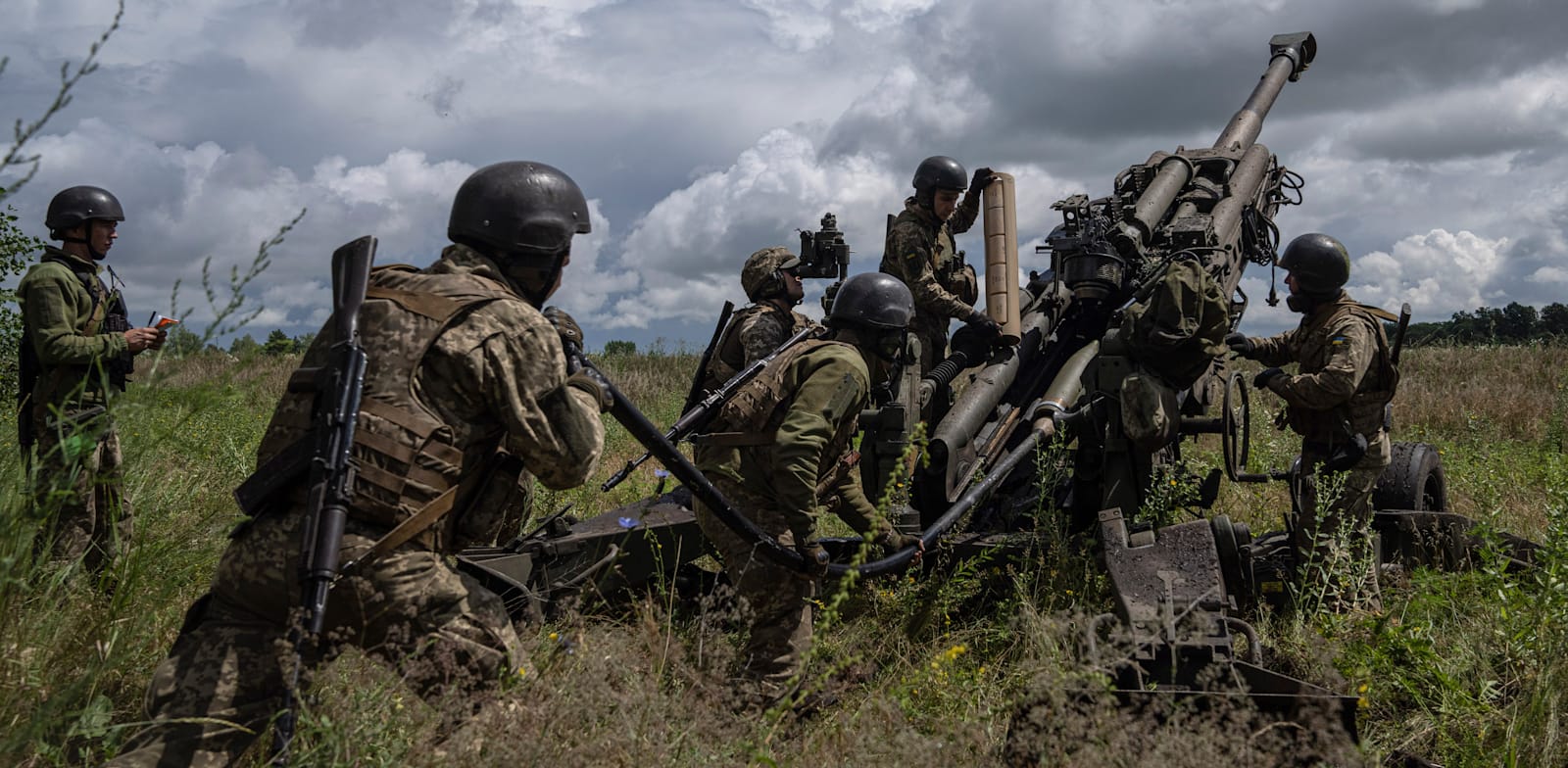 "חיילים אוקראינים בעמדות תקיפה / צילום: ap, Evgeniy Maloletka"