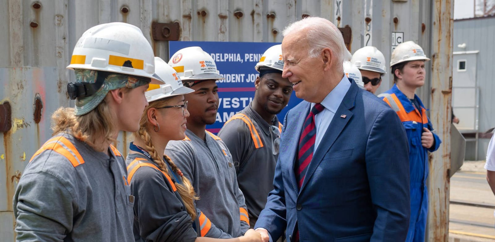 Trump och Biden ska engagera sig i en stor strid mitt i revolutionen som hotar Ryssland och Irans makt