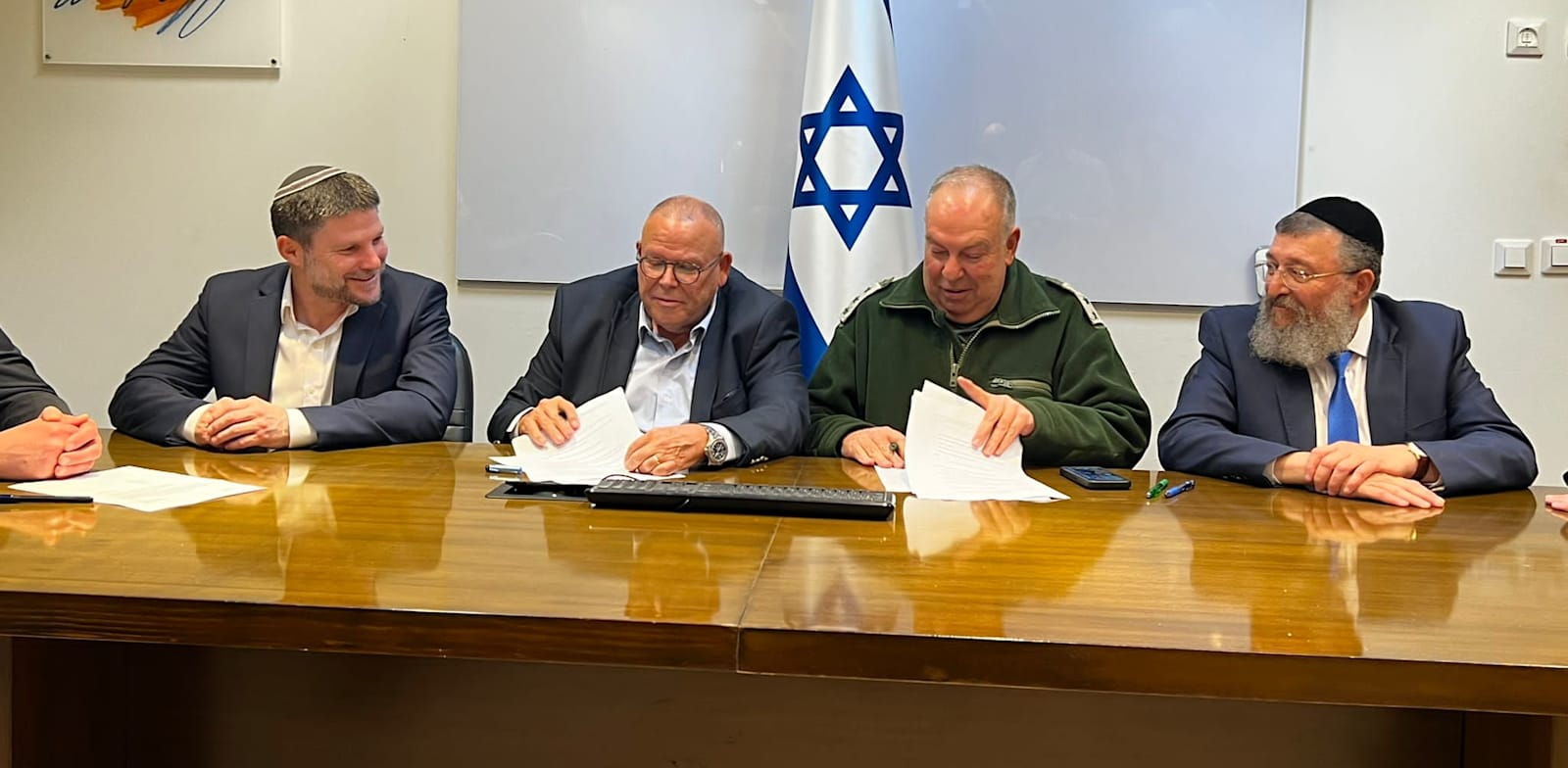 מעמד החתימה על ההסכם למען משרתי המילואים / צילום: הסתדרות העובדים הכללית
