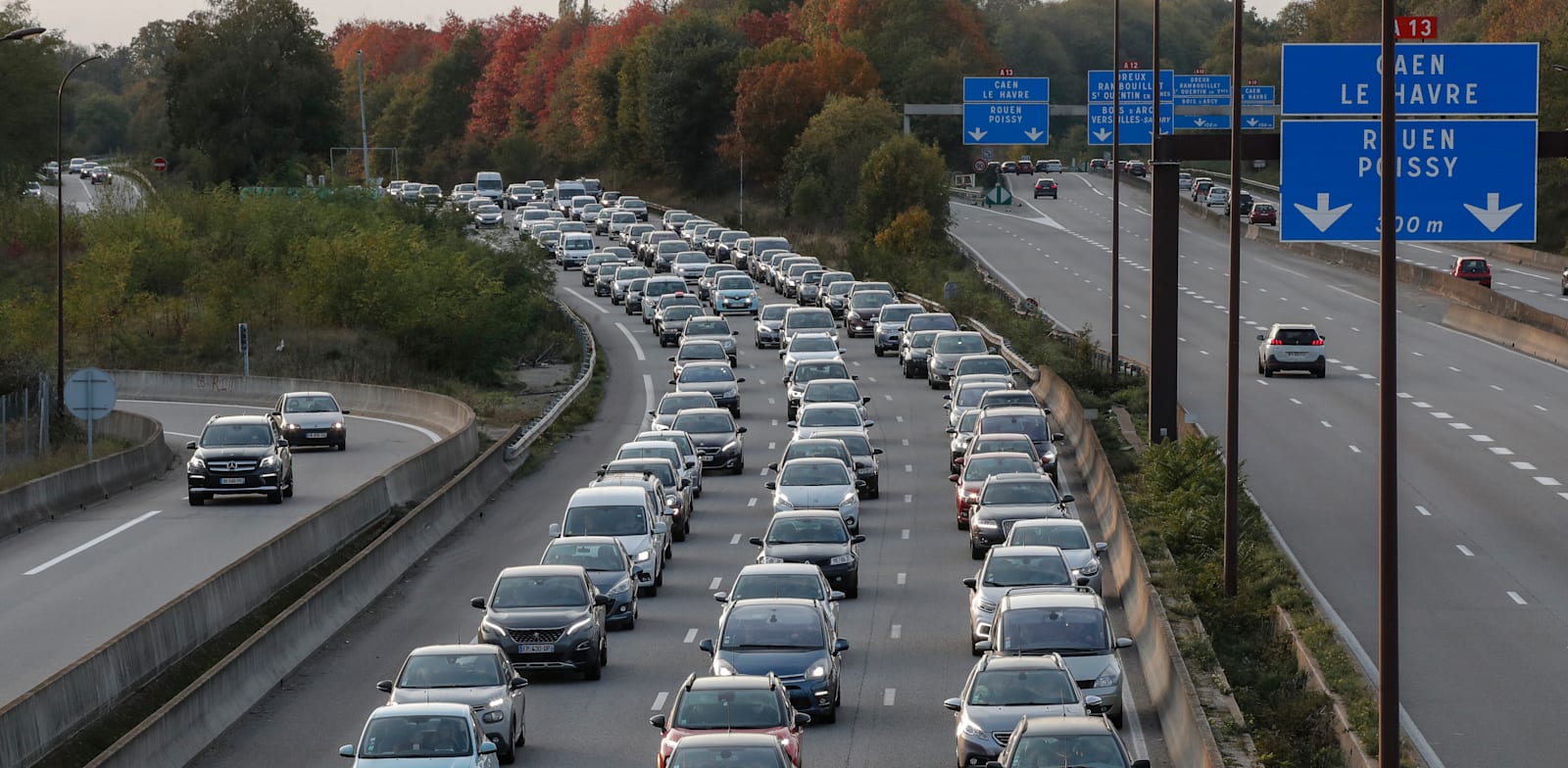 "פקקים במערב פריז / צילום: ap, Michel Euler"
