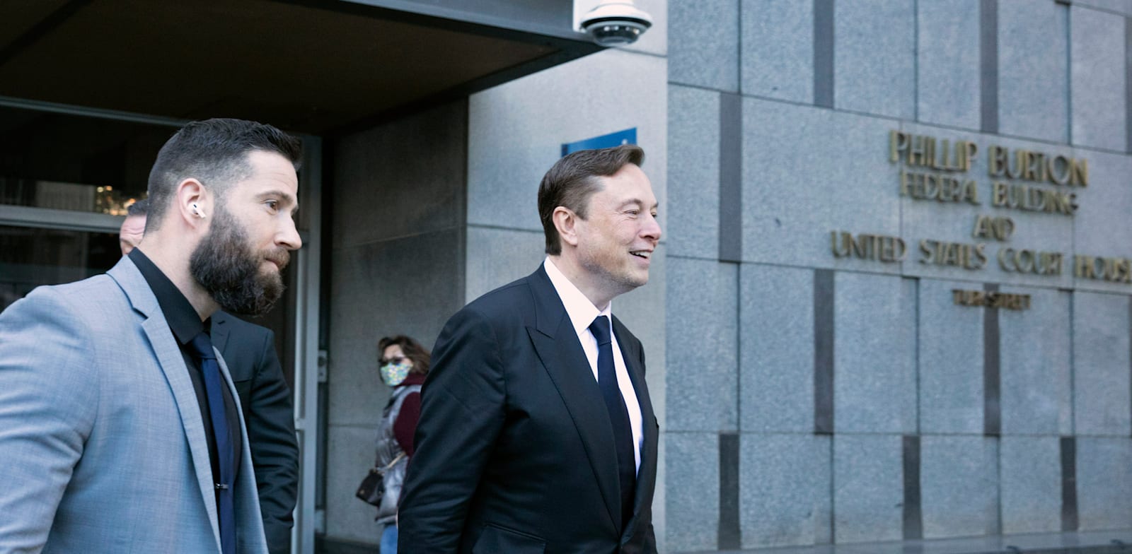 אילון מאסק בפתח בית המשפט / צילום: ap, Benjamin Fanjo