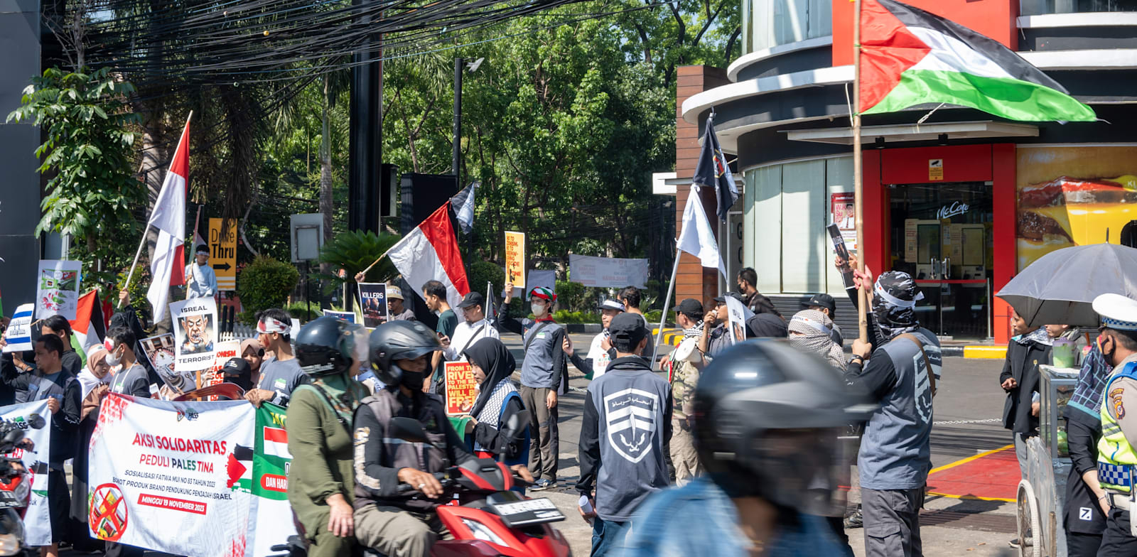 מפגינים פרו-פלסטיניים מול סניף מקדונלד'ס באינדונזיה, במהלך חודש נובמבר / צילום: Shutterstock, ardiwebs