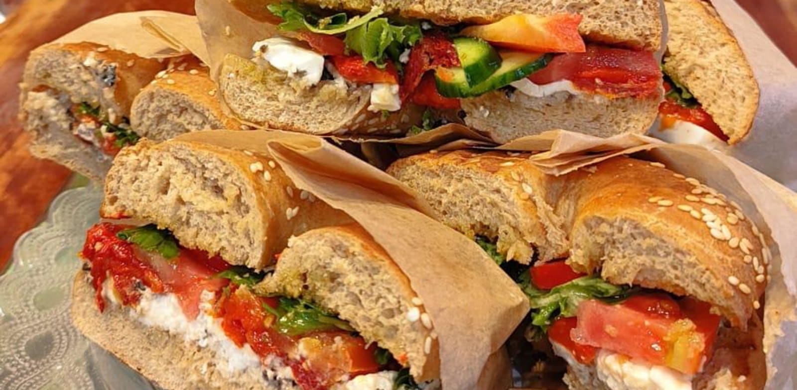 "בייגל גבינת עיזים, טפנד זיתים ופסטו בזיליקום במרכולייה / צילום: גיל דותן"