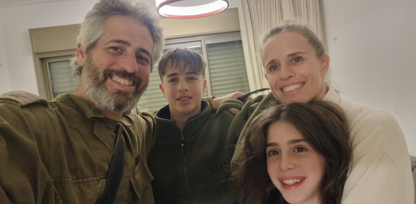 "יואב אדומי ומשפחתו. ''לא זוכר את הקוד בכניסה'' / צילום: פרטי"