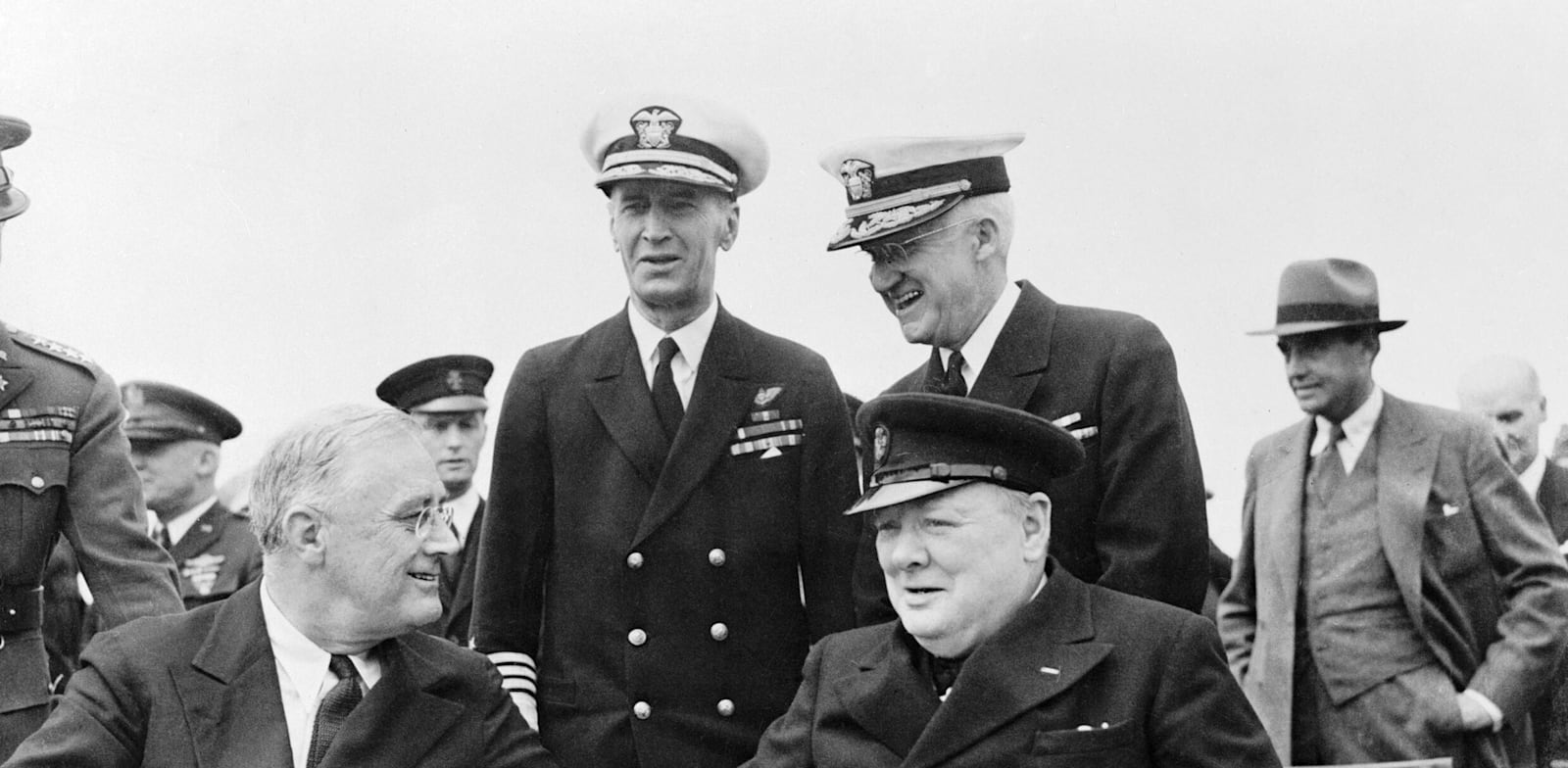 "צ'רצ'יל ורוזוולט על סיפון אוניית המלחמה הבריטית ב–1941. מעמד שהיה ראוי לפנתיאון / צילום: ויקיפדיה"