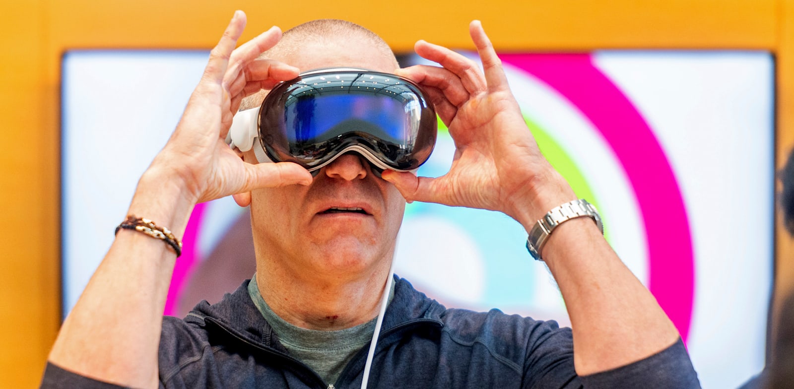 "משתמש בקסדת VISION PRO של אפל / צילום: ap, Noah Berger"