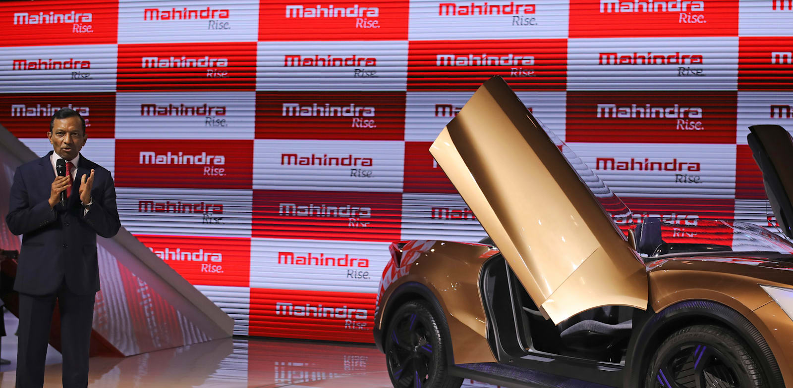 "מנכ''ל מהינדרה לשעבר, פאוואן קומאר גואנקה, בהשקה של רכב חשמלי חדש / צילום: ap, Altaf Qadri"