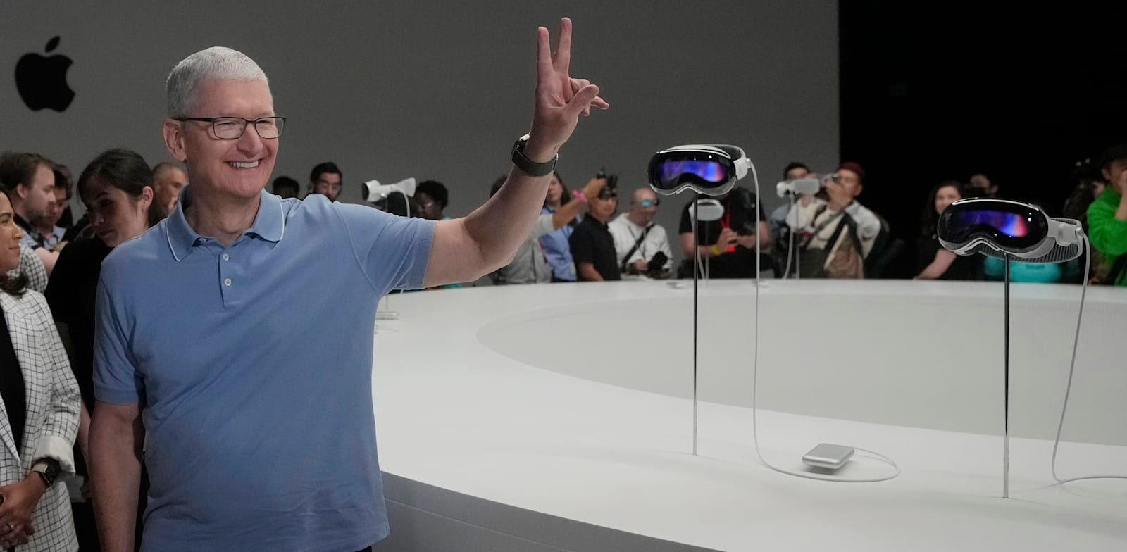 "מנכ''ל אפל טים קוק, על רקע המשקפיים החדשים / צילום: ap, Jeff Chiu"