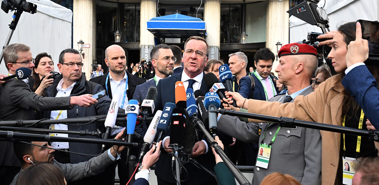 "בוריס פיסטוריוס, שר ההגנה של גרמניה, בפתח הוועידה / צילום: Reuters, Felix Hörhager"