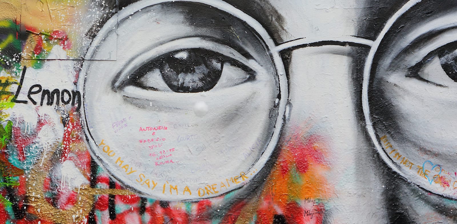 "ציור קיר של ג'ון לנון בצ'כיה / צילום: Shutterstock"