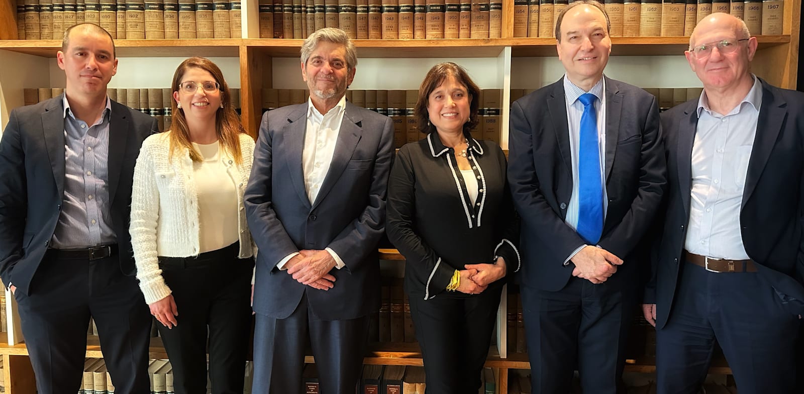 "מימין: צחי נרקיס, שלמה נס, תמי פירון-סמורדינסקי, צבי פירון, עינבל רחמים-אביטל ודוד חמו / צילום: ענת כהן"