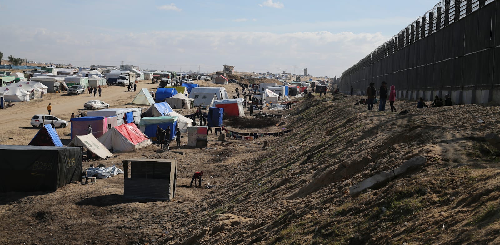 "פליטים עזתים ברפיח בסמוך לגבול עם סיני / צילום: ap, Hatem Ali"
